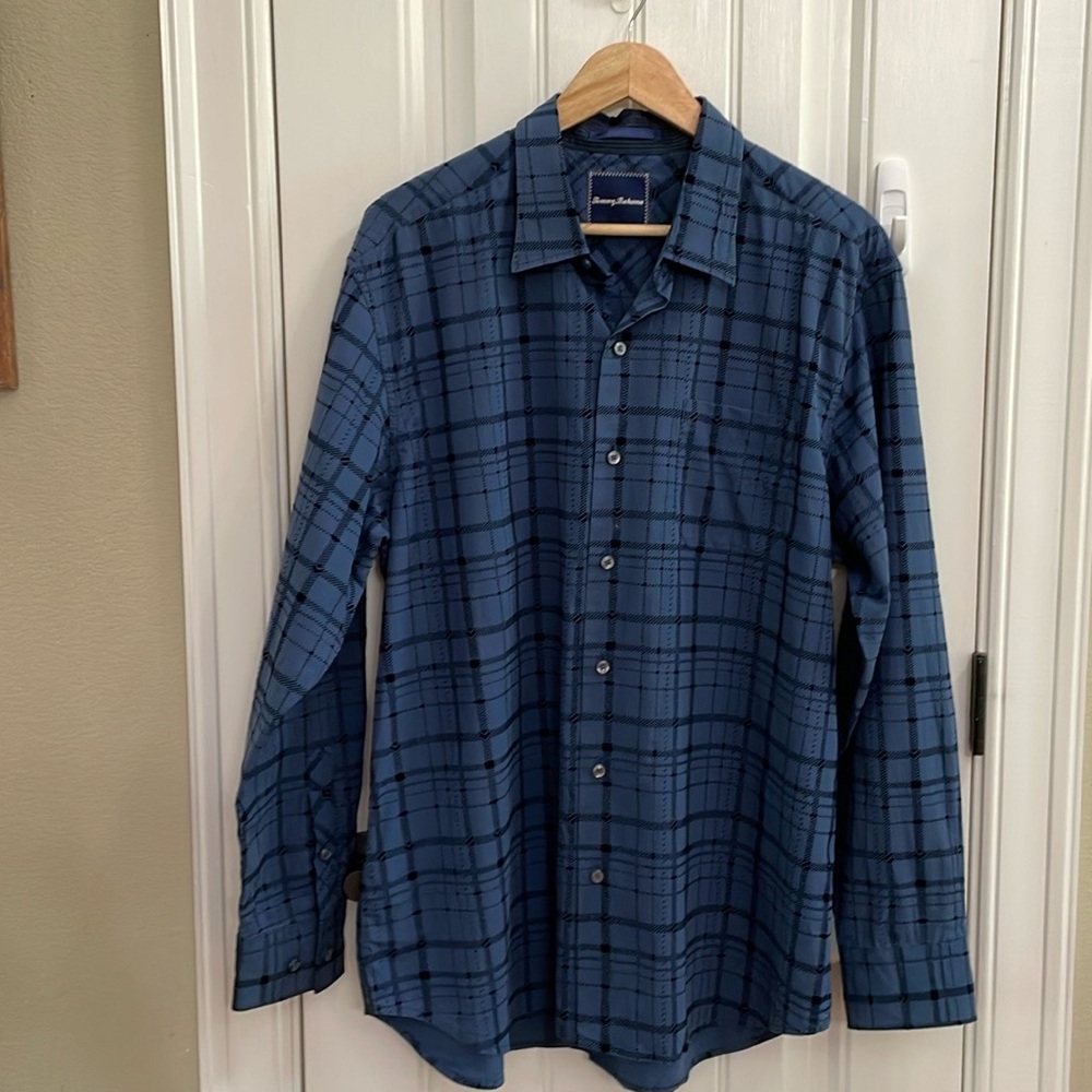 Men’s TOMMY BAHAMA navy button down shirt.  L